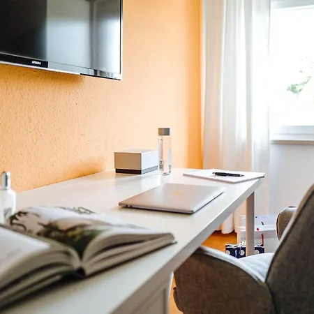 In Ruhiger Lage 150m Zur Ta