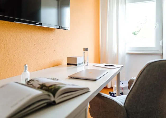 In Ruhiger Lage 150m Zur Ta